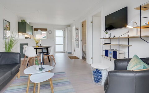 Sipi - 100M from the Sea: Indretning, Møbel, Gulvbelægning, Loft, Lejlighed, Etage, Stue, Hjem, Couch, Værelse