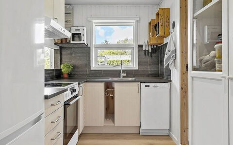 Kjartan - 1.2Km from the Sea: Køkken Apparat, Køkken, Større Bandage, Træ, Countertop, Indretning, Husholdningsapparat, Gulvbelægning, Køleskab, Cabinetry