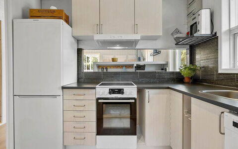 Kjartan - 1.2Km from the Sea: Køkken Apparat, Køkken, Countertop, Cabinetry, Større Bandage, Husholdningsapparat, Møbel, Gulvbelægning, Indretning, Træ
