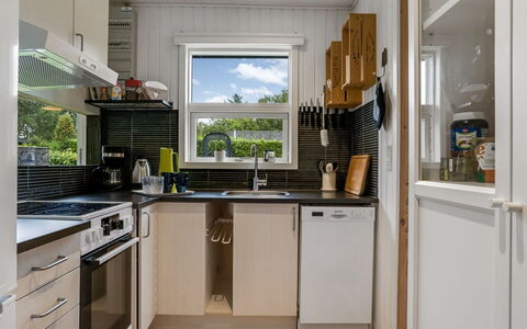 Kjartan - 1.2Km from the Sea: Køkken Apparat, Køkken, Større Bandage, Countertop, Husholdningsapparat, Træ, Indretning, Køleskab, Cabinetry, Lille Apparat
