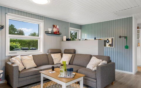 Kjartan - 1.2Km from the Sea: Indretning, Træ, Gulvbelægning, Møbel, Etage, Loft, Hjem, Couch, Værelse, Stue