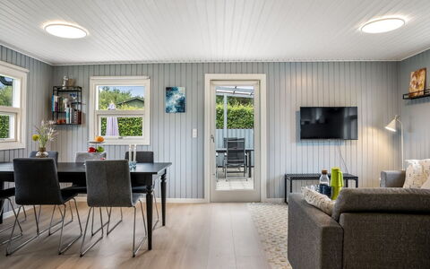 Kjartan - 1.2Km from the Sea: Indretning, Træ, Gulvbelægning, Loft, Møbel, Etage, Hjem, Trægulve, Køkken & Spisebord, Spisestue
