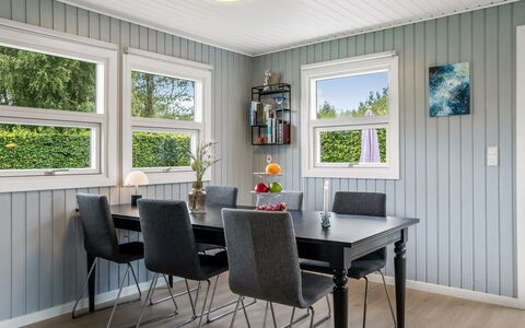 Kjartan - 1.2Km from the Sea: Træ, Indretning, Gulvbelægning, Loft, Etage, Møbel, Trægulve, Hjem, Spisestue, Lysarmatur