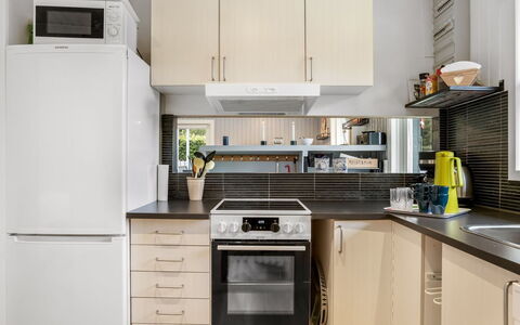 Kjartan - 1.2Km from the Sea: Køkken Apparat, Køkken, Countertop, Møbel, Større Bandage, Cabinetry, Husholdningsapparat, Indretning, Komfur, Gulvbelægning