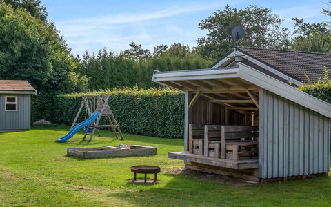 Kjartan - 1.2Km from the Sea: Træ, Skur, Garden Bygninger, Have, Backyard, Skygge, Udendørs Struktur, Lawn, Gård, Bjælkehytte