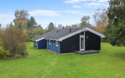 Danika - 800M from the Sea: Tag, Hus, Land Lot, Hjem, Sommerhus, Estate, Garden Bygninger, Skygge, Bjælkehytte, Landscaping