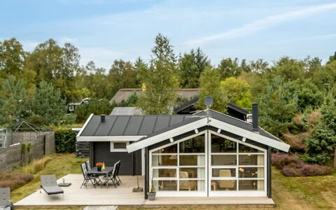 Jannus - 550M from the Sea: Boligområde, Busk, Hus, Hjem, Have, Estate, Skygge, Landscaping, Lawn