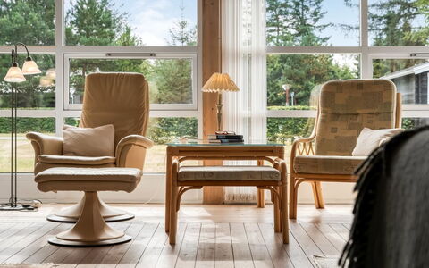 Jannus - 550M from the Sea: Boligområde, Busk, Hus, Hjem, Have, Estate, Skygge, Landscaping, Lawn