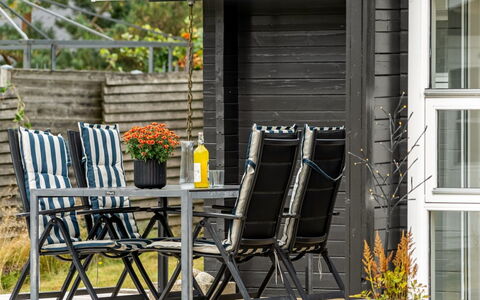 Jannus - 550M from the Sea: Boligområde, Busk, Hus, Hjem, Have, Estate, Skygge, Landscaping, Lawn