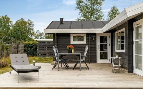 Jannus - 550M from the Sea: Boligområde, Busk, Hus, Hjem, Have, Estate, Skygge, Landscaping, Lawn