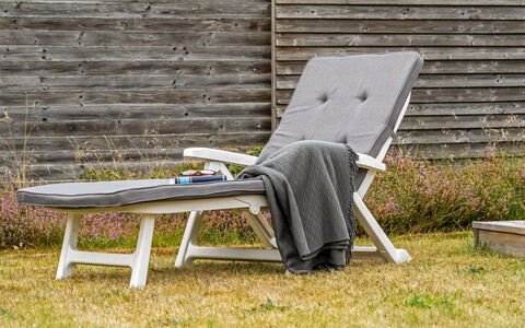 Jannus - 550M from the Sea: Boligområde, Busk, Hus, Hjem, Have, Estate, Skygge, Landscaping, Lawn