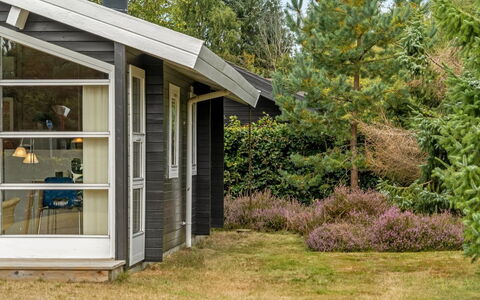 Jannus - 550M from the Sea: Boligområde, Busk, Hus, Hjem, Have, Estate, Skygge, Landscaping, Lawn