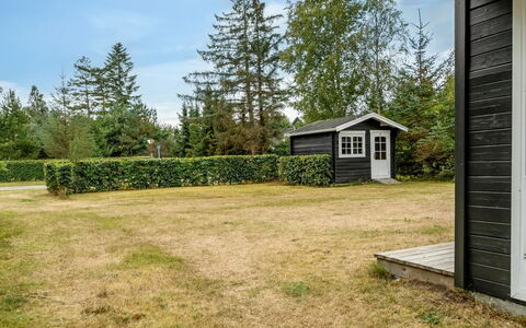 Jannus - 550M from the Sea: Boligområde, Busk, Hus, Hjem, Have, Estate, Skygge, Landscaping, Lawn