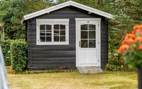 Jannus - 550M from the Sea: Boligområde, Busk, Hus, Hjem, Have, Estate, Skygge, Landscaping, Lawn