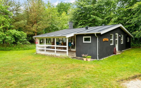 Fergie - 400M from the Sea: Græs, Hus, Sommerhus, Hjem, Tag, Landdistrikt, Garden Bygninger, Stuehus, Lawn, Veranda