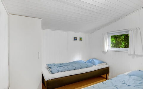 Fergie - 400M from the Sea: Træ, Soveværelse, Indretning, Loft, Etage, Gulvbelægning, Seng, Hjem, Bed Frame, Værelse