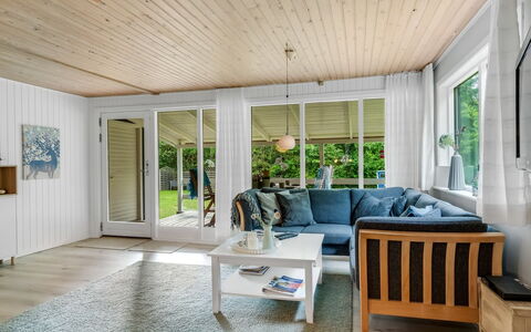 Fergie - 400M from the Sea: Indretning, Gulvbelægning, Træ, Etage, Møbel, Loft, Trægulve, Hjem, Stue, Couch