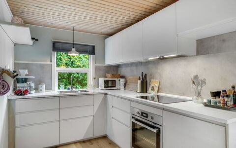 Fergie - 400M from the Sea: Køkken, Køkken Apparat, Countertop, Cabinetry, Gulvbelægning, Indretning, Større Bandage, Træ, Husholdningsapparat, Loft