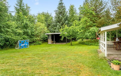Fergie - 400M from the Sea: Græs, Træ, Busk, Have, Land Lot, Lawn, Bunddække, Skygge, Eng, Backyard