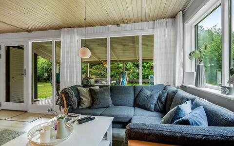 Fergie - 400M from the Sea: Møbel, Indretning, Couch, Gulvbelægning, Træ, Etage, Loft, Stue, Hjem, Belysning
