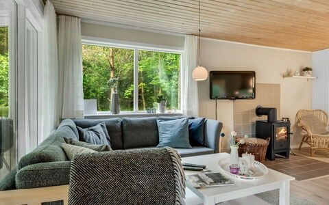 Fergie - 400M from the Sea: Møbel, Indretning, Couch, Gulvbelægning, Træ, Stue, Etage, Loft, Værelse, Hjem