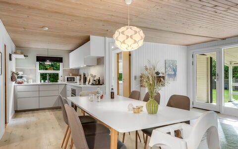 Fergie - 400M from the Sea: Indretning, Gulvbelægning, Møbel, Træ, Etage, Loft, Lysarmatur, Køkken & Spisebord, Trægulve, Spisestue