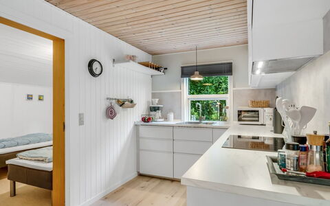 Fergie - 400M from the Sea: Køkken, Gulvbelægning, Indretning, Countertop, Køkken Apparat, Træ, Loft, Etage, Møbel, Større Bandage