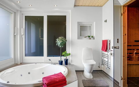 Elviira - 350M from the Sea: Indretning, Gulvbelægning, Sanitærarmatur, Loft, Etage, Badekar, Værelse, Møbel, Badeværelse, Belysning