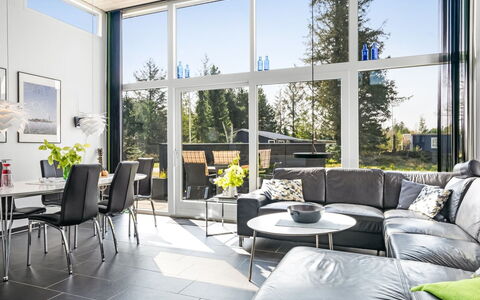Elviira - 350M from the Sea: Møbel, Indretning, Loft, Gulvbelægning, Couch, Etage, Stue, Stol, Belysning, Bord