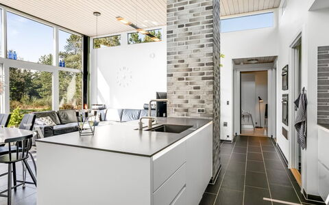 Elviira - 350M from the Sea: Indretning, Gulvbelægning, Træ, Loft, Etage, Hjem, Køkken, Møbel, Countertop, Dør