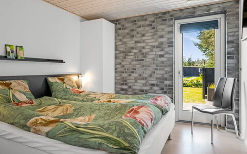 Elviira - 350M from the Sea: Indretning, Væg, Gulvbelægning, Møbel, Træ, Loft, Etage, Seng, Soveværelse, Værelse