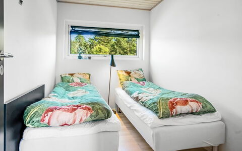 Elviira - 350M from the Sea: Soveværelse, Seng, Sengetøj, Bed Frame, Sengetøj, Køjeseng, Sovesal, Pude, Hostel, Dagslys
