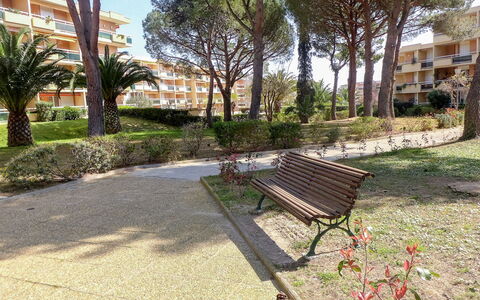 Bormes-Les-Mimosas 200: Lejlighed, Ejerlejlighed, Have, Skygge, Walkway, Landscaping, Lawn, Gård, Udendørs Bench