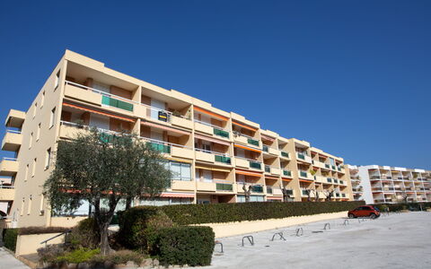 Bormes-Les-Mimosas 200: Couch, Møbel, Ejendom, Bord, Billedramme, Vindue, Azure, Indretning, Belysning, Komfort