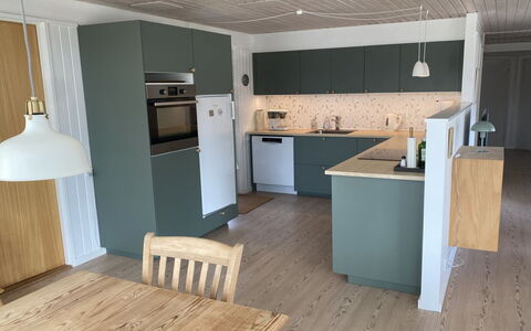 Chrissie - 150M from the Sea: Gulvbelægning, Træ, Møbel, Etage, Countertop, Cabinetry, Køkken, Trægulve, Bejdse, Større Bandage