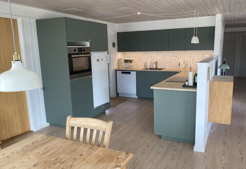 Chrissie - 150M from the Sea: Gulvbelægning, Træ, Møbel, Etage, Countertop, Cabinetry, Køkken, Trægulve, Bejdse, Større Bandage