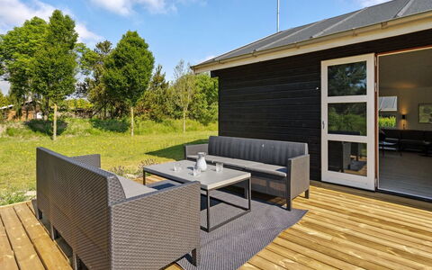 Veiko - 1.2Km from the Sea: Træ, Hjem, Veranda, Dæk, Hårdttræ, Tag, Bejdse, Trægulve, Eco Hotel