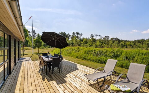 Veiko - 1.2Km from the Sea: Træ, Hjem, Veranda, Dæk, Hårdttræ, Tag, Bejdse, Trægulve, Eco Hotel