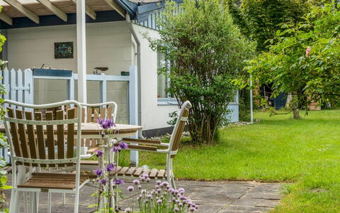 Lenard - 400M from the Sea: Have, Busk, Hjem, Hus, Sommerhus, Skygge, Lawn, Backyard, Veranda