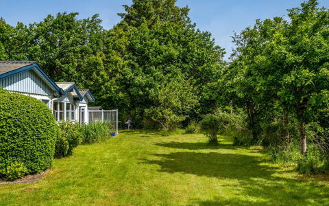 Lenard - 400M from the Sea: Træ, Vegetationen, Busk, Have, Sommerhus, Land Lot, Hjem, Lawn, Bunddække, Skygge