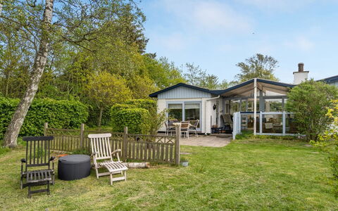 Lenard - 400M from the Sea: Boligområde, Busk, Hus, Hjem, Have, Estate, Skygge, Landscaping, Lawn