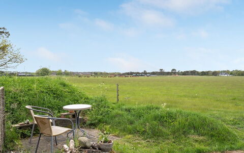 Lenard - 400M from the Sea: Boligområde, Busk, Hus, Hjem, Have, Estate, Skygge, Landscaping, Lawn