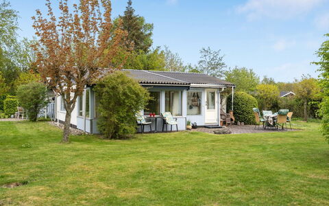 Lenard - 400M from the Sea: Boligområde, Busk, Hus, Hjem, Have, Estate, Skygge, Landscaping, Lawn