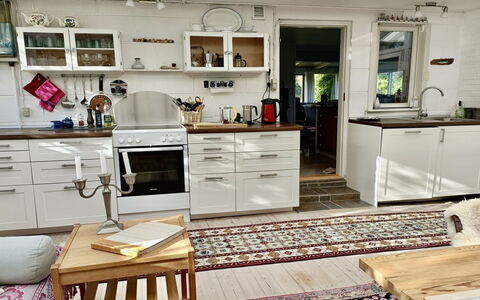 Lenard - 400M from the Sea: Møbel, Køkken, Gulvbelægning, Cabinetry, Indretning, Køkken Apparat, Countertop, Etage, Træ, Større Bandage