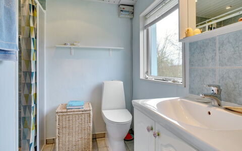 Lenard - 400M from the Sea: Sanitærarmatur, Badeværelse, Gulvbelægning, Indretning, Badeværelsesvask, Etage, Håndvask, Toilet, Tap, Spejl