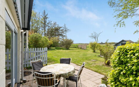 Lenard - 400M from the Sea: Græs, Busk, Land Lot, Have, Lawn, Bunddække, Sommerhus, Skygge, Landscaping