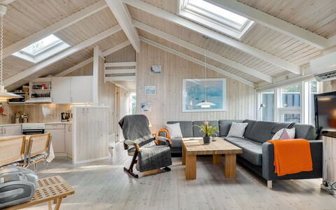 Peter - 400M from the Sea: Træ, Loft, Møbel, Indretning, Hjem, Stue, Trægulve, Værelse, Sommerhus, Hårdttræ