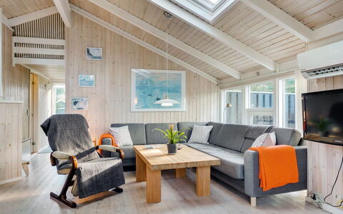 Peter - 400M from the Sea: Træ, Loft, Møbel, Hjem, Indretning, Stue, Sommerhus, Værelse, Trægulve, Hårdttræ