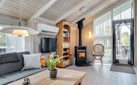 Peter - 400M from the Sea: Træ, Hjem, Hus, Møbel, Loft, Sommerhus, Indretning, Hårdttræ, Dør, Stue