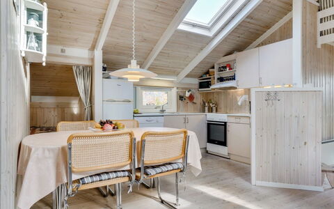 Peter - 400M from the Sea: Møbel, Træ, Indretning, Loft, Køkken, Hjem, Gulvbelægning, Etage, Værelse, Belysning
